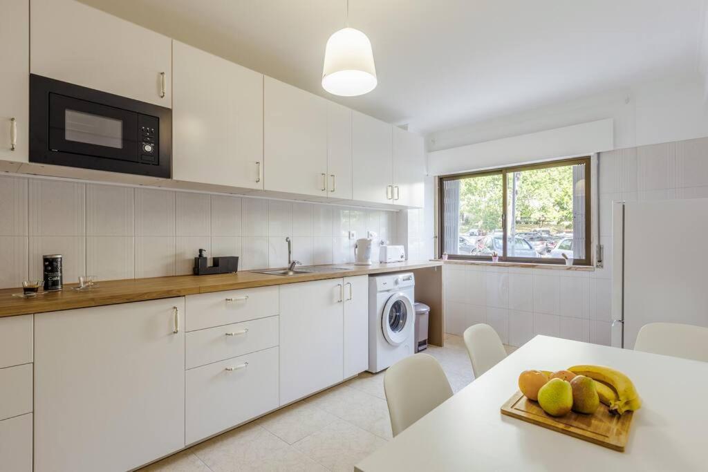 Comfort & Convenience In Massama Apartment Queluz