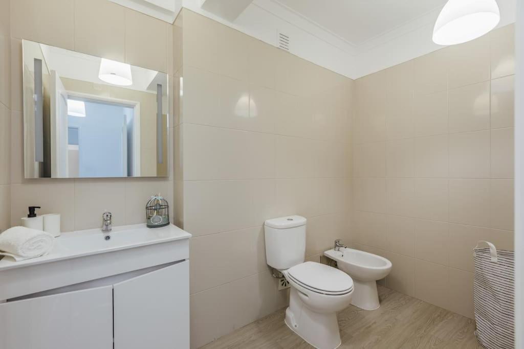 Comfort & Convenience In Massama Apartment Queluz