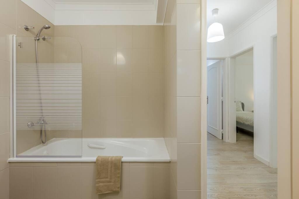 Comfort & Convenience In Massama Apartment Queluz