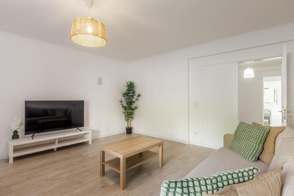 Comfort & Convenience In Massama Apartment Queluz